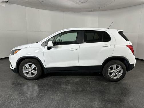 Summit White 2022 Chevrolet Trax LS
