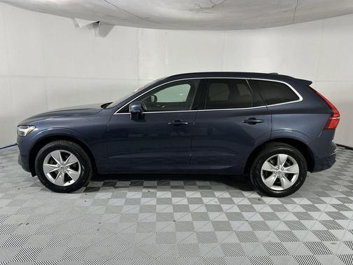 Denim Blue Metallic 2022 Volvo XC60 B5 Momentum