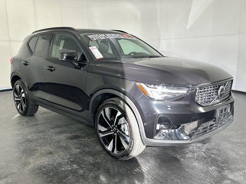2025 Volvo XC40 B5 Plus Dark Theme