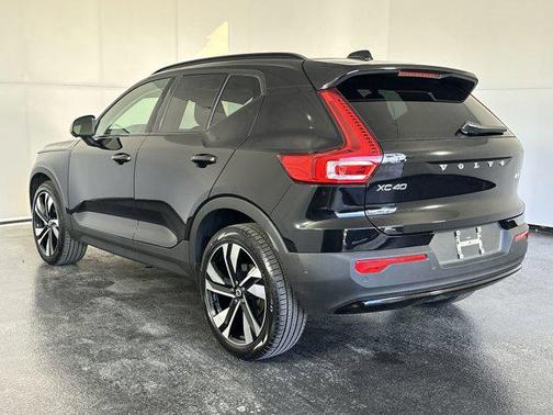 2025 Volvo XC40 B5 Plus Dark Theme