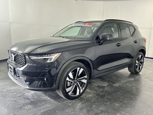 2025 Volvo XC40 B5 Plus Dark Theme