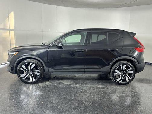 2025 Volvo XC40 B5 Plus Dark Theme