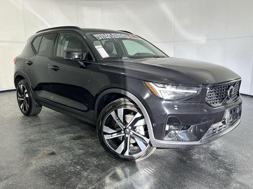 2025 Volvo XC40 B5 Plus Dark Theme