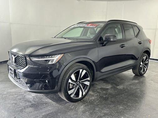 2025 Volvo XC40 B5 Plus Dark Theme