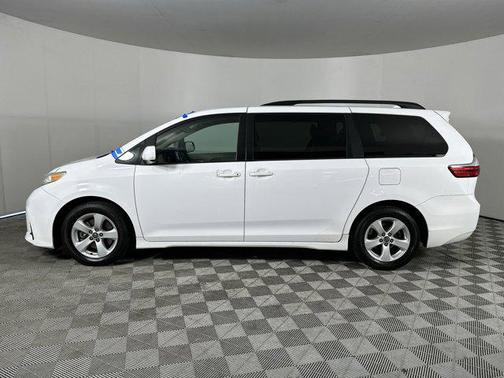 2018 Toyota Sienna LE
