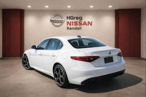 Alfa White 2022 Alfa Romeo Giulia Veloce