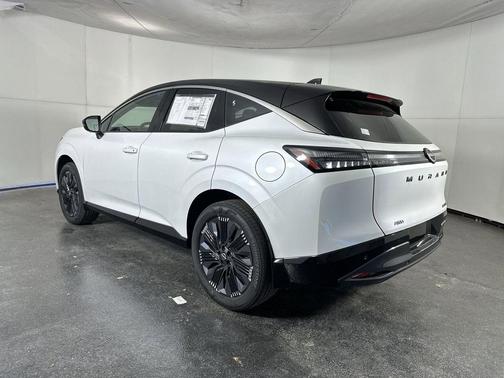 Everest White Pearl Tricoat/Super Black 2026 Nissan Murano Platinum