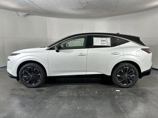 Everest White Pearl Tricoat/Super Black 2026 Nissan Murano Platinum