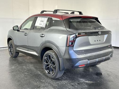 Gun Metallic/Scarlet Ember Tintcoat 2026 Nissan Kicks SR