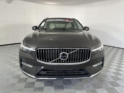 Platinum Grey Metallic 2023 Volvo XC60 B5 Ultimate Bright Theme