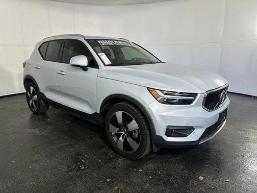 2021 Volvo XC40 T4 Momentum