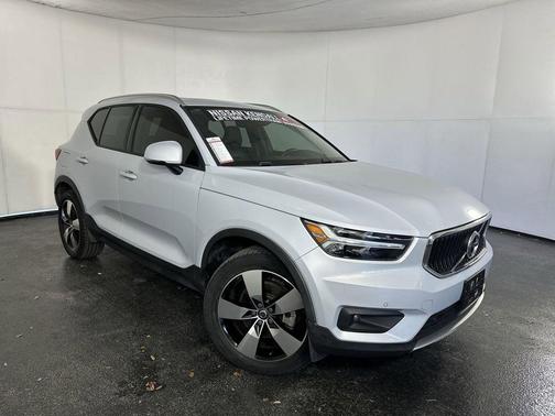 2021 Volvo XC40 T4 Momentum