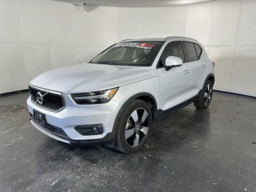 2021 Volvo XC40 T4 Momentum