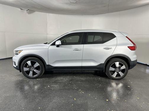 Glacier Silver Metallic 2021 Volvo XC40 T4 Momentum