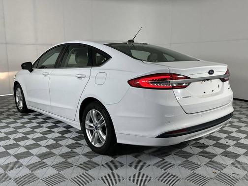 OXFORD WHITE 2018 Ford Fusion SE