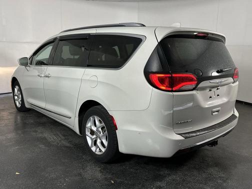 Luxury White Pearlcoat 2020 Chrysler Pacifica Touring L