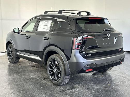 Super Black 2026 Nissan Kicks SR