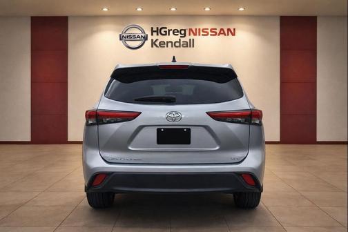 Celestial Silver Metallic 2025 Toyota Highlander LE