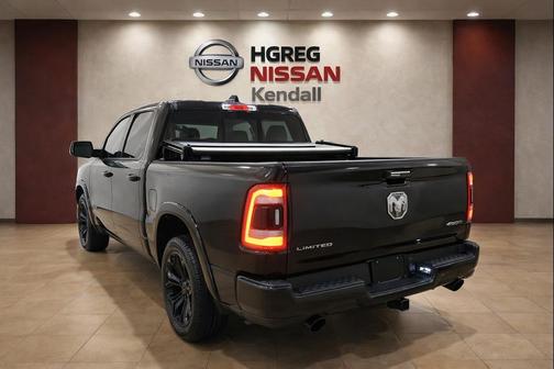 Diamond Black Crystal Pearlcoat 2021 RAM 1500 Limited