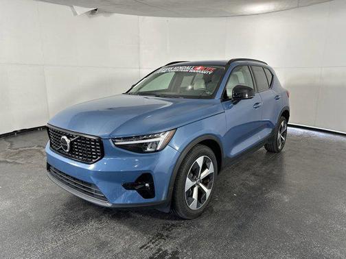 2023 Volvo XC40 B5 Plus Dark Theme