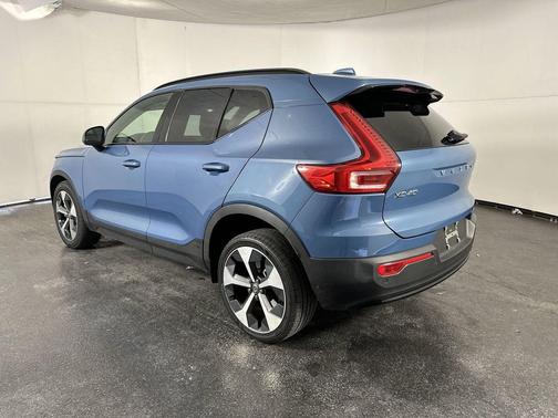 Fjord Blue Metallic 2023 Volvo XC40 B5 Plus Dark Theme