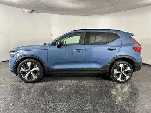 2023 Volvo XC40 B5 Plus Dark Theme