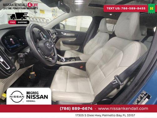 2023 Volvo XC40 B5 Plus Dark Theme