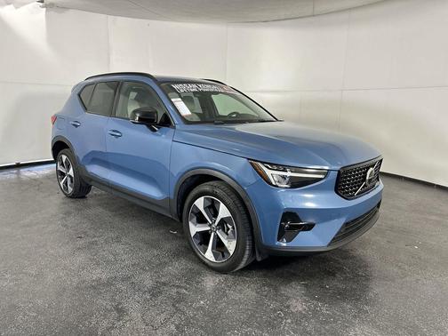 2023 Volvo XC40 B5 Plus Dark Theme