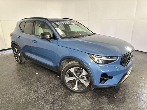 2023 Volvo XC40 B5 Plus Dark Theme