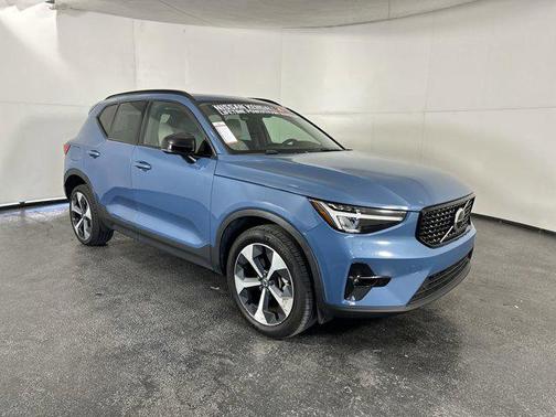 2023 Volvo XC40 B5 Plus Dark Theme