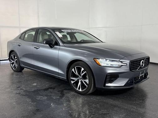 2021 Volvo S60 Recharge Plug-In Hybrid T8 R-Design Expression