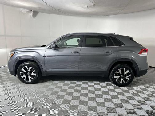 Platinum Gray Metallic 2022 Volkswagen Atlas Cross Sport 2.0T SE