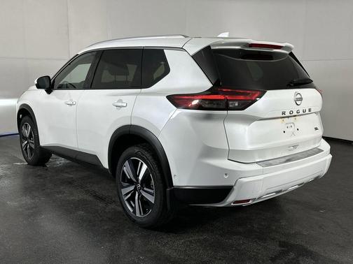 Everest White Pearl 2025 Nissan Rogue SL