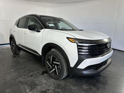 Aspen White Tricoat/Super Black 2026 Nissan Kicks SV