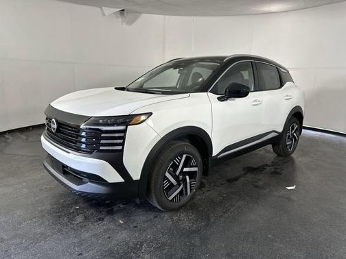 Aspen White Tricoat/Super Black 2026 Nissan Kicks SV