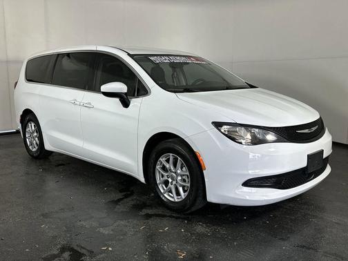 2023 Chrysler Voyager LX