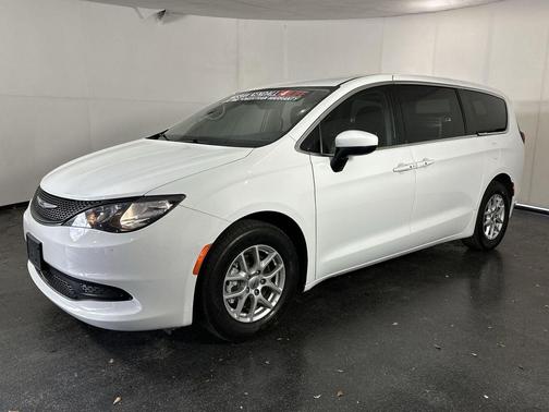 Bright White Clearcoat 2023 Chrysler Voyager LX