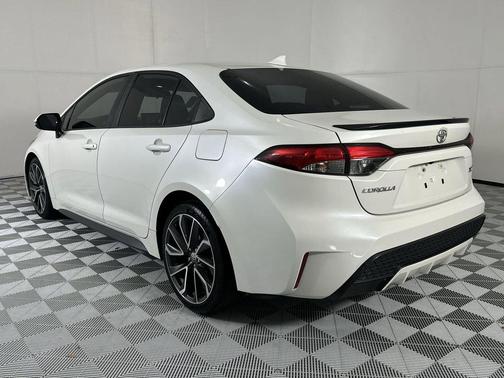 Blizzard Pearl 2020 Toyota Corolla XSE