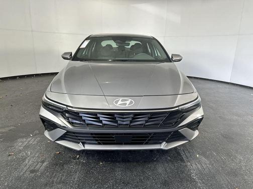 Fluid Metal 2025 Hyundai ELANTRA SEL