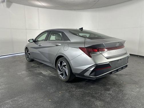 Fluid Metal 2025 Hyundai ELANTRA SEL