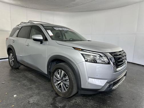 2023 Nissan Pathfinder SL FWD