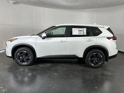 Everest White Pearl Tricoat 2026 Nissan Rogue SV