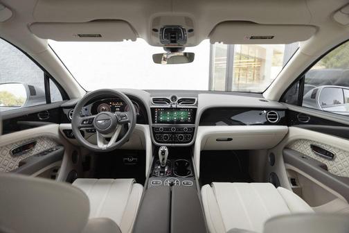 Ghost White Pearlescent by Mulliner 2023 Bentley Bentayga Speed