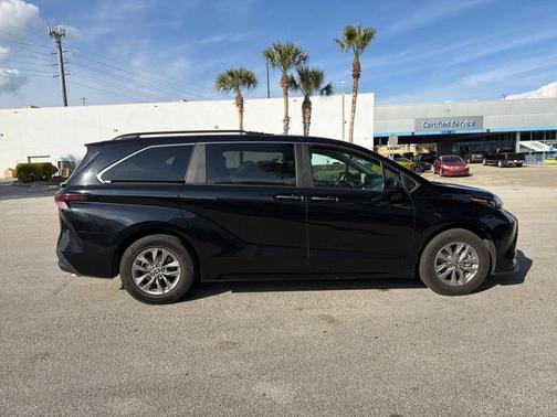 2024 Toyota Sienna XLE