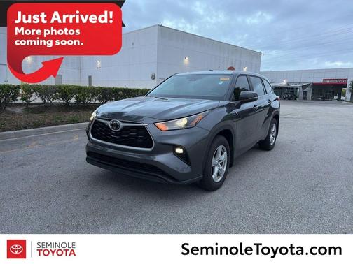 Magnetic Gray Metallic 2025 Toyota Highlander LE