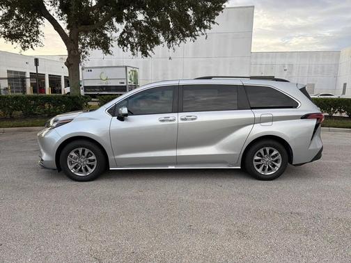 2022 Toyota Sienna XLE