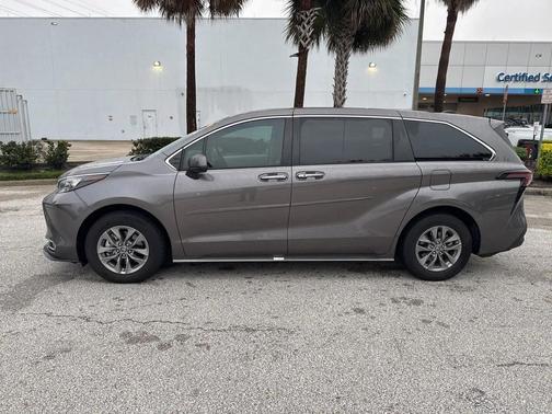 2024 Toyota Sienna XLE 8 Passenger