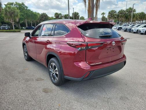 Ruby Flare Pearl 2026 Toyota Highlander XLE