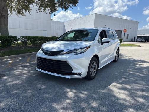2023 Toyota Sienna XLE