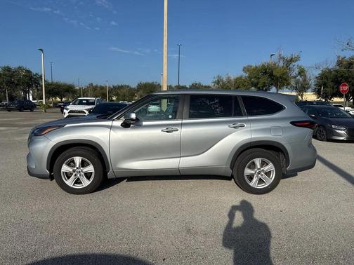 2024 Toyota Highlander LE